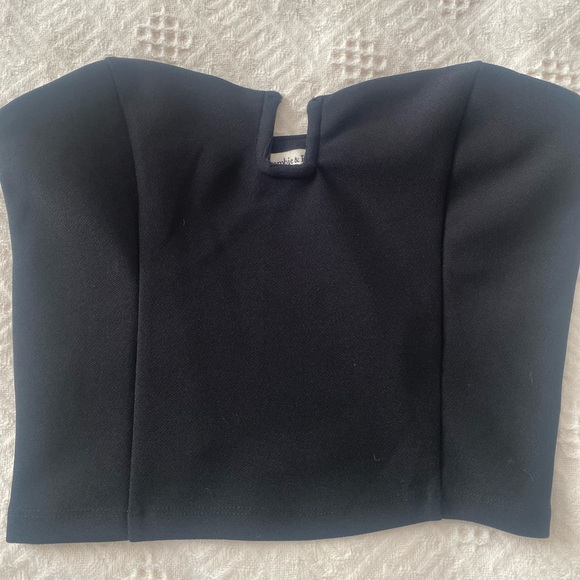 Abercrombie & Fitch - Picture 1 of 3